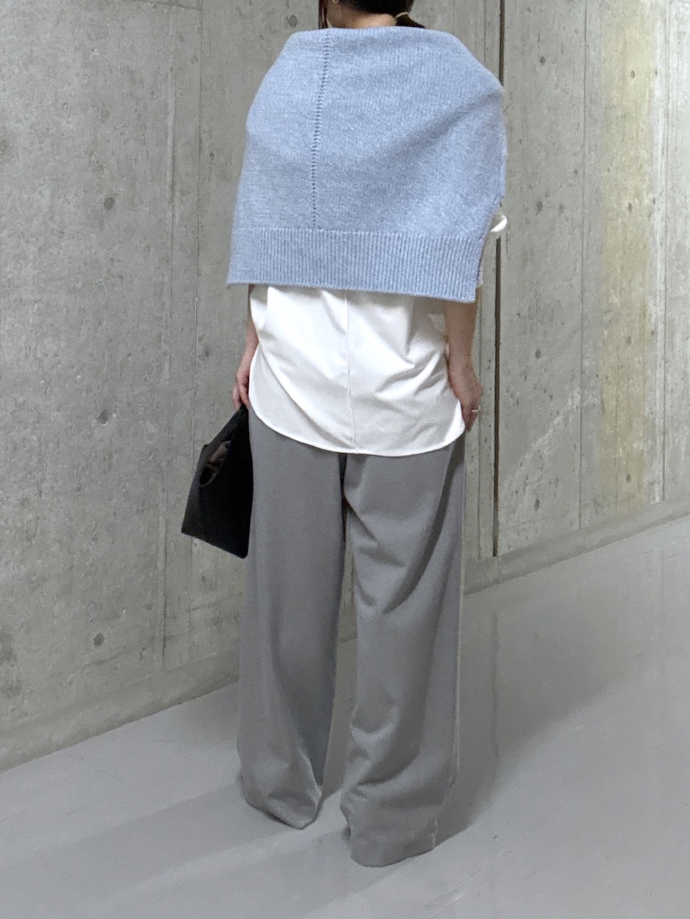 ブルー系のニット/セーター、ホワイト系のTシャツ/カットソー、ブラック系のハンドバッグを着用したレディースの秋コーディネートの9枚目の写真