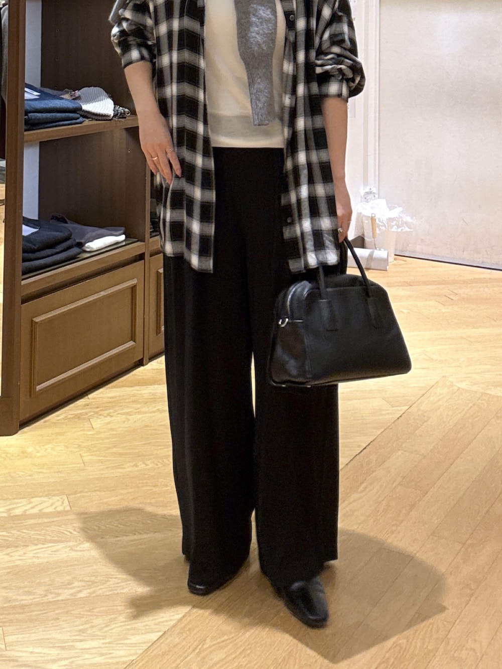 ホワイト系のTシャツ/カットソー、ブラック系のシャツ/ブラウス、ブラック系のスラックスを着用したレディースの秋コーディネートの7枚目の写真