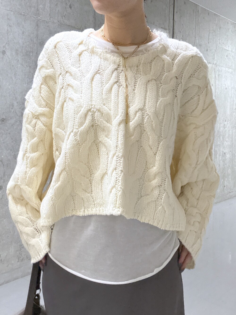 ホワイト系のTシャツ/カットソー、ホワイト系のニット/セーター、ブラウン系のスカートを着用したレディースの冬コーディネートの10枚目の写真