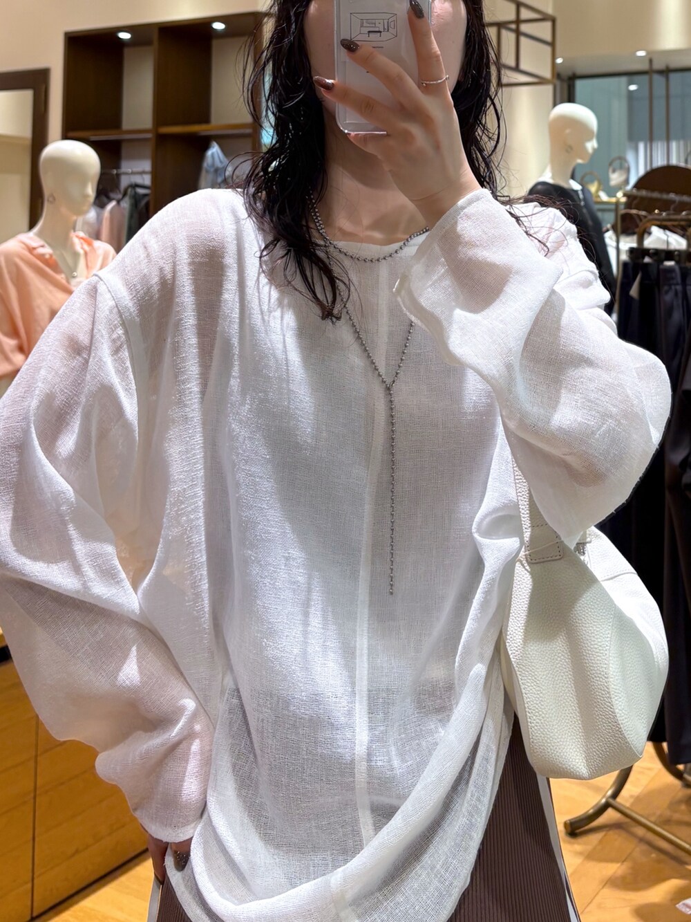 ホワイト系のキャミソール、ホワイト系のシャツ/ブラウス、ブラウン系のスカートを着用したレディースの夏コーディネートの8枚目の写真