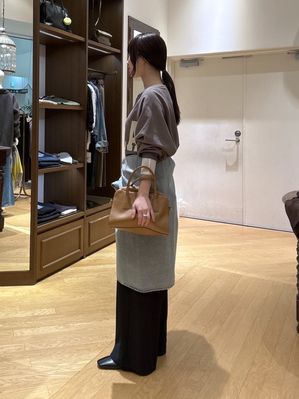 ホワイト系のTシャツ/カットソー、ブラック系のスラックス、ブルー系のシャツ/ブラウスを着用したレディースの秋コーディネートの2枚目の写真