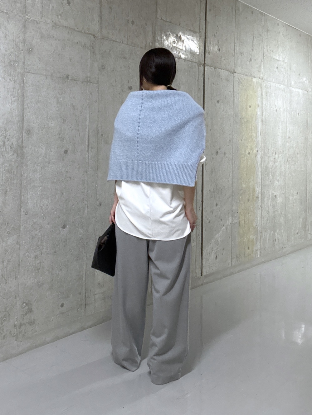 ブルー系のニット/セーター、ホワイト系のTシャツ/カットソー、ブラック系のハンドバッグを着用したレディースの秋コーディネートの3枚目の写真