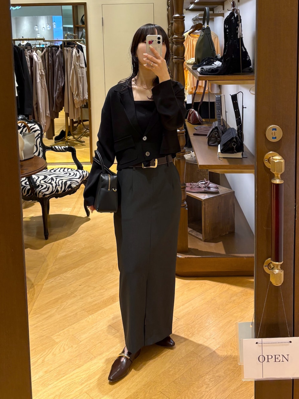 「ジャケット、ジャケットコーデ、カーディガン、カーディガンコーデ、ニット、ブラック、ブラックコーデ、モノトーン、キャミソール、スカート、スカートコーデ、タイトスカート、ローファー、ベルト、大人きれいめコーデ」｜「RIVE DROITEの【アンサンブル対応可】シルク混2wayニットキャミ（キャミソール、ブラック系）」を使った、ayumon0730さん（骨格ナチュラル・レディース・162cm）の夏コーディネートの2枚目の写真