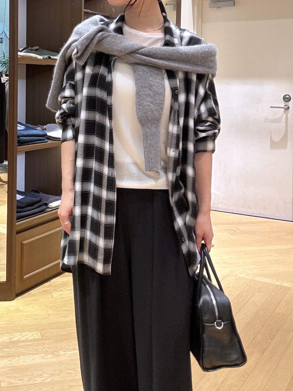 ホワイト系のTシャツ/カットソー、ブラック系のシャツ/ブラウス、ブラック系のスラックスを着用したレディースの秋コーディネートの4枚目の写真