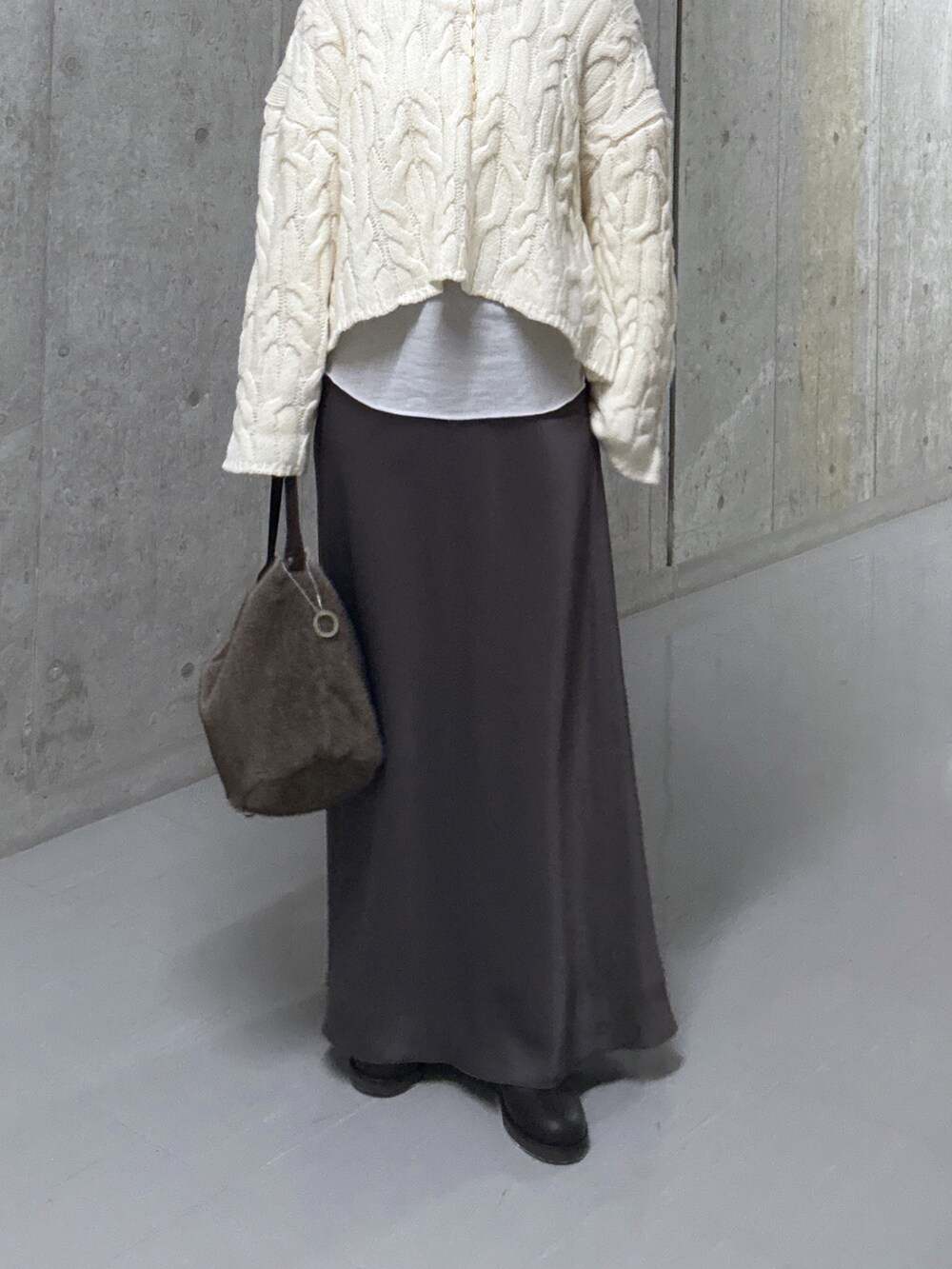 ホワイト系のTシャツ/カットソー、ホワイト系のニット/セーター、ブラウン系のスカートを着用したレディースの冬コーディネートの7枚目の写真