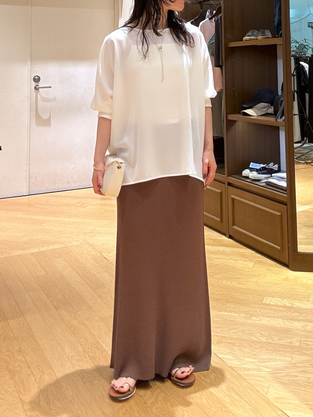 「ブラウス、ブラウスコーデ、白ブラウス、スカート、スカートコーデ、ニットスカート、接触冷感、接触冷感素材、ブラウン、シルバーアクセ、綺麗め、綺麗めコーデ、綺麗めカジュアル、ブルベ夏、骨格ナチュラル」｜「RIVE DROITEの【カップ付きで楽ちん】カップインキャミソール（キャミソール、ホワイト系）」を使った、ayumon0730さん（骨格ナチュラル・レディース・162cm）の夏コーディネートの7枚目の写真