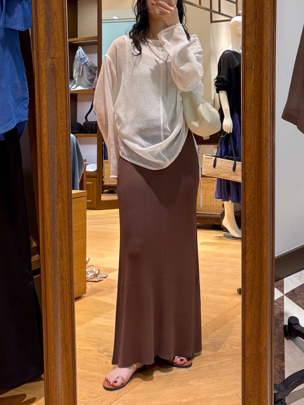ホワイト系のキャミソール、ホワイト系のシャツ/ブラウス、ブラウン系のスカートを着用したレディースの夏コーディネートの3枚目の写真