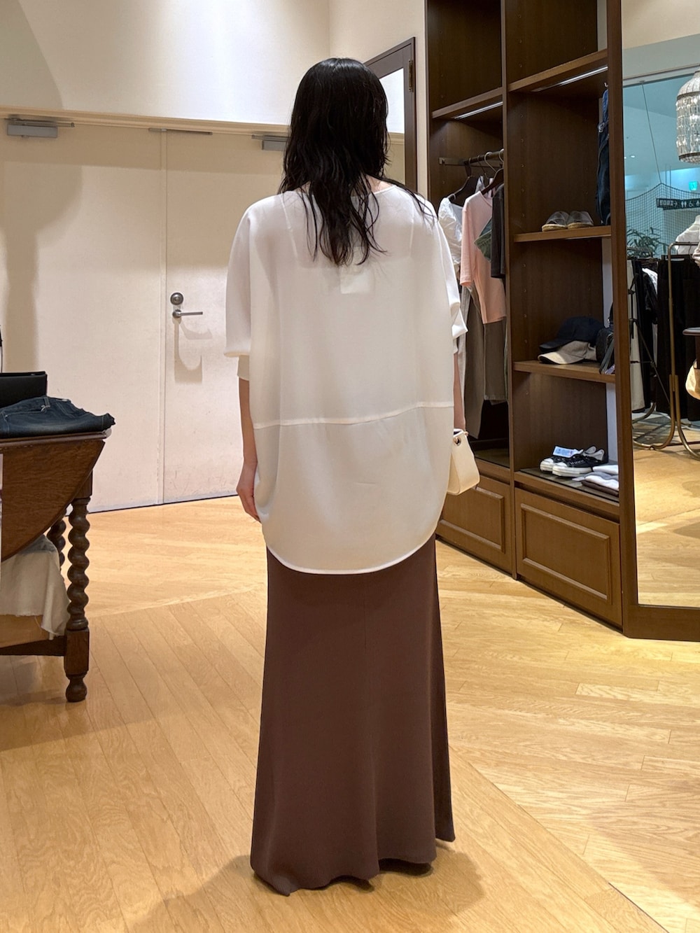 「ブラウス、ブラウスコーデ、白ブラウス、スカート、スカートコーデ、ニットスカート、接触冷感、接触冷感素材、ブラウン、シルバーアクセ、綺麗め、綺麗めコーデ、綺麗めカジュアル、ブルベ夏、骨格ナチュラル」｜「RIVE DROITEの【カップ付きで楽ちん】カップインキャミソール（キャミソール、ホワイト系）」を使った、ayumon0730さん（骨格ナチュラル・レディース・162cm）の夏コーディネートの3枚目の写真