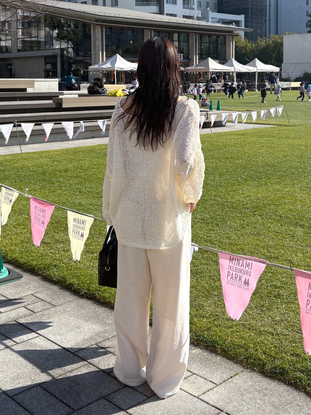ホワイト系のキャミソール、ホワイト系のニット/セーター、ホワイト系のその他パンツを着用したレディースの冬コーディネートの2枚目の写真
