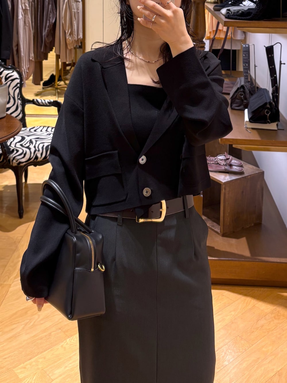 「ジャケット、ジャケットコーデ、カーディガン、カーディガンコーデ、ニット、ブラック、ブラックコーデ、モノトーン、キャミソール、スカート、スカートコーデ、タイトスカート、ローファー、ベルト、大人きれいめコーデ」｜「RIVE DROITEの【アンサンブル対応可】シルク混2wayニットキャミ（キャミソール、ブラック系）」を使った、ayumon0730さん（骨格ナチュラル・レディース・162cm）の夏コーディネートの7枚目の写真