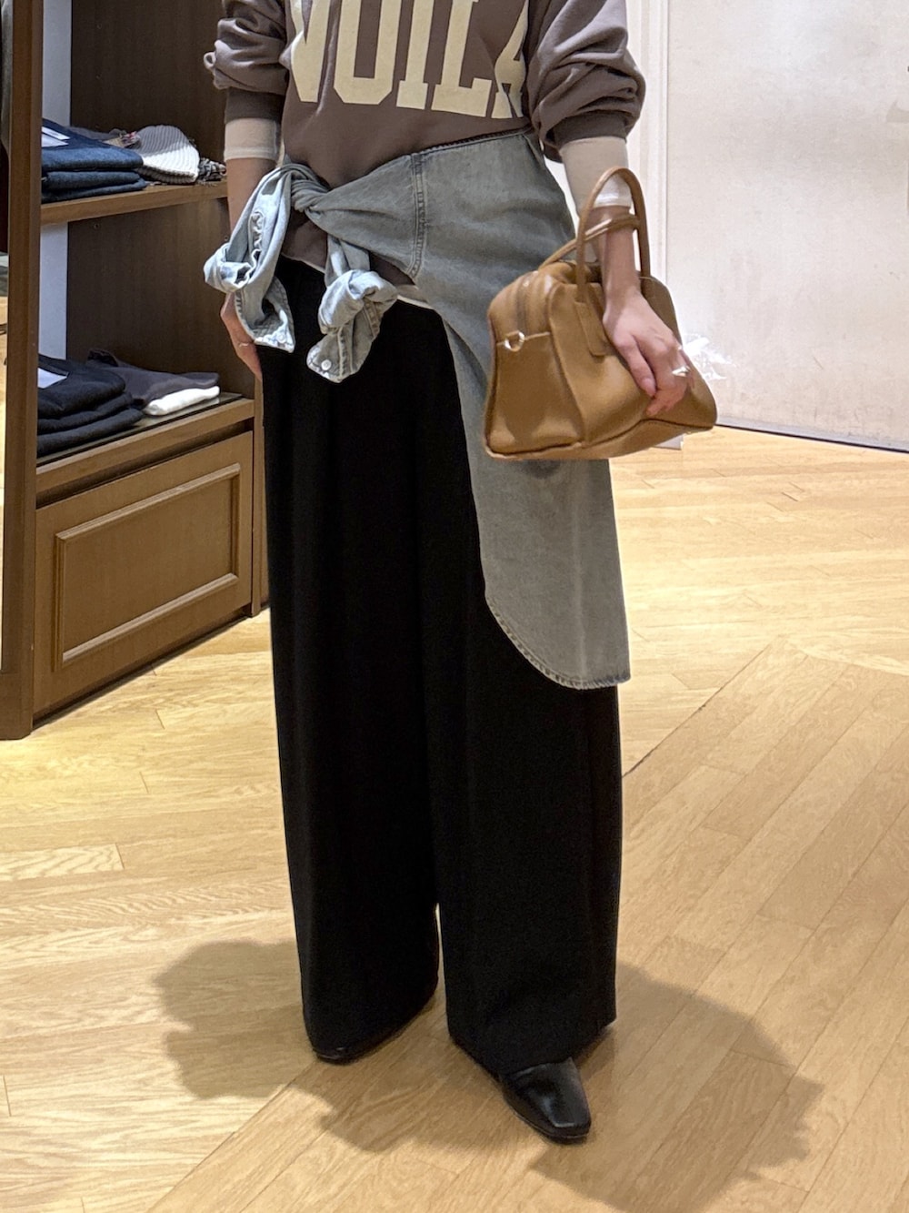 ホワイト系のTシャツ/カットソー、ブラック系のスラックス、ブルー系のシャツ/ブラウスを着用したレディースの秋コーディネートの7枚目の写真