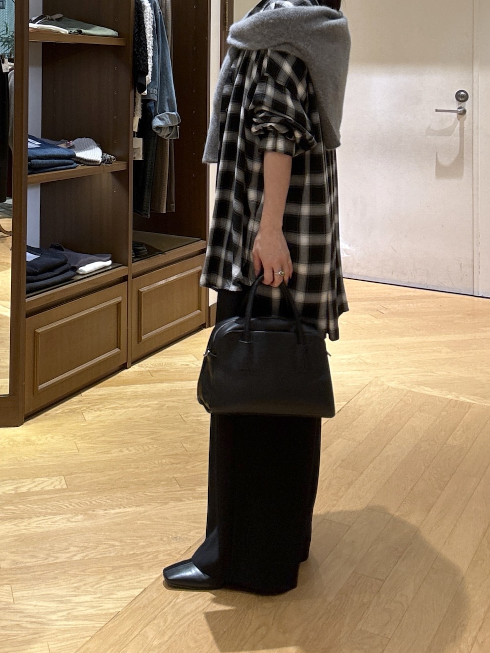 ホワイト系のTシャツ/カットソー、ブラック系のシャツ/ブラウス、ブラック系のスラックスを着用したレディースの秋コーディネートの8枚目の写真