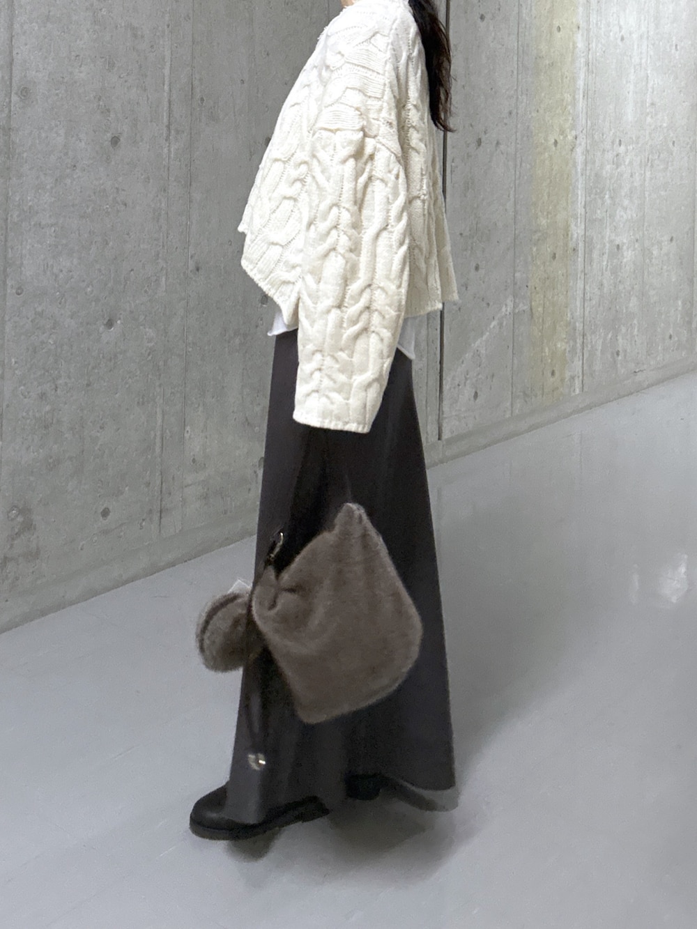 ホワイト系のTシャツ/カットソー、ホワイト系のニット/セーター、ブラウン系のスカートを着用したレディースの冬コーディネートの8枚目の写真