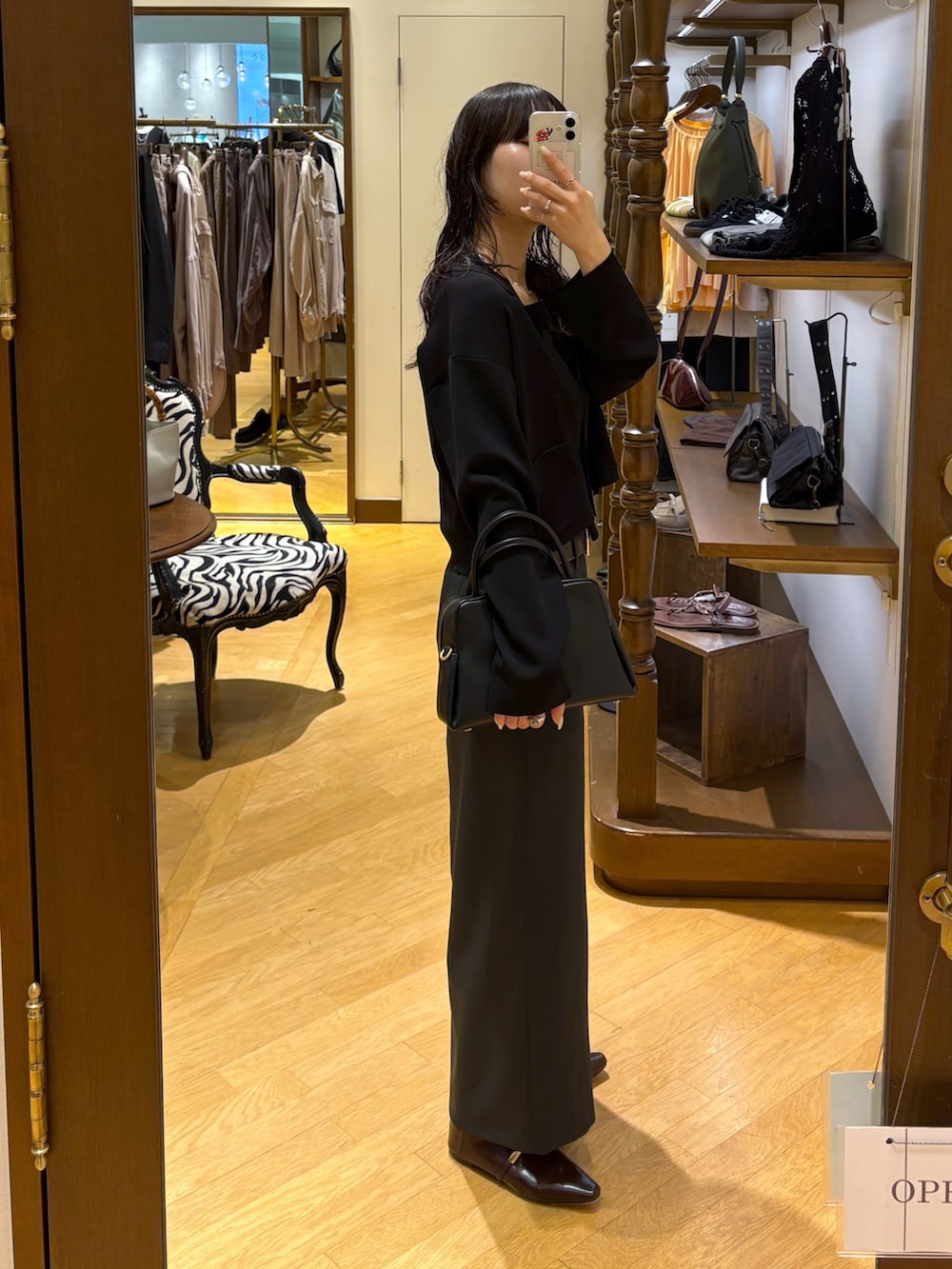 「ジャケット、ジャケットコーデ、カーディガン、カーディガンコーデ、ニット、ブラック、ブラックコーデ、モノトーン、キャミソール、スカート、スカートコーデ、タイトスカート、ローファー、ベルト、大人きれいめコーデ」｜「RIVE DROITEの【アンサンブル対応可】シルク混2wayニットキャミ（キャミソール、ブラック系）」を使った、ayumon0730さん（骨格ナチュラル・レディース・162cm）の夏コーディネートの3枚目の写真