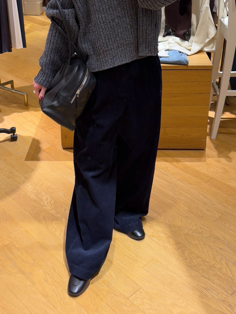 グレー系のニット/セーター、ブルー系のその他パンツ、ブラック系のローファーを着用したレディースの秋コーディネートの6枚目の写真