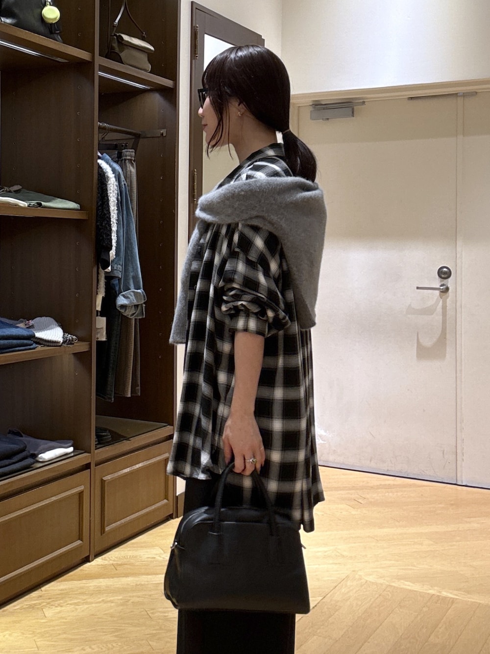 ホワイト系のTシャツ/カットソー、ブラック系のシャツ/ブラウス、ブラック系のスラックスを着用したレディースの秋コーディネートの5枚目の写真