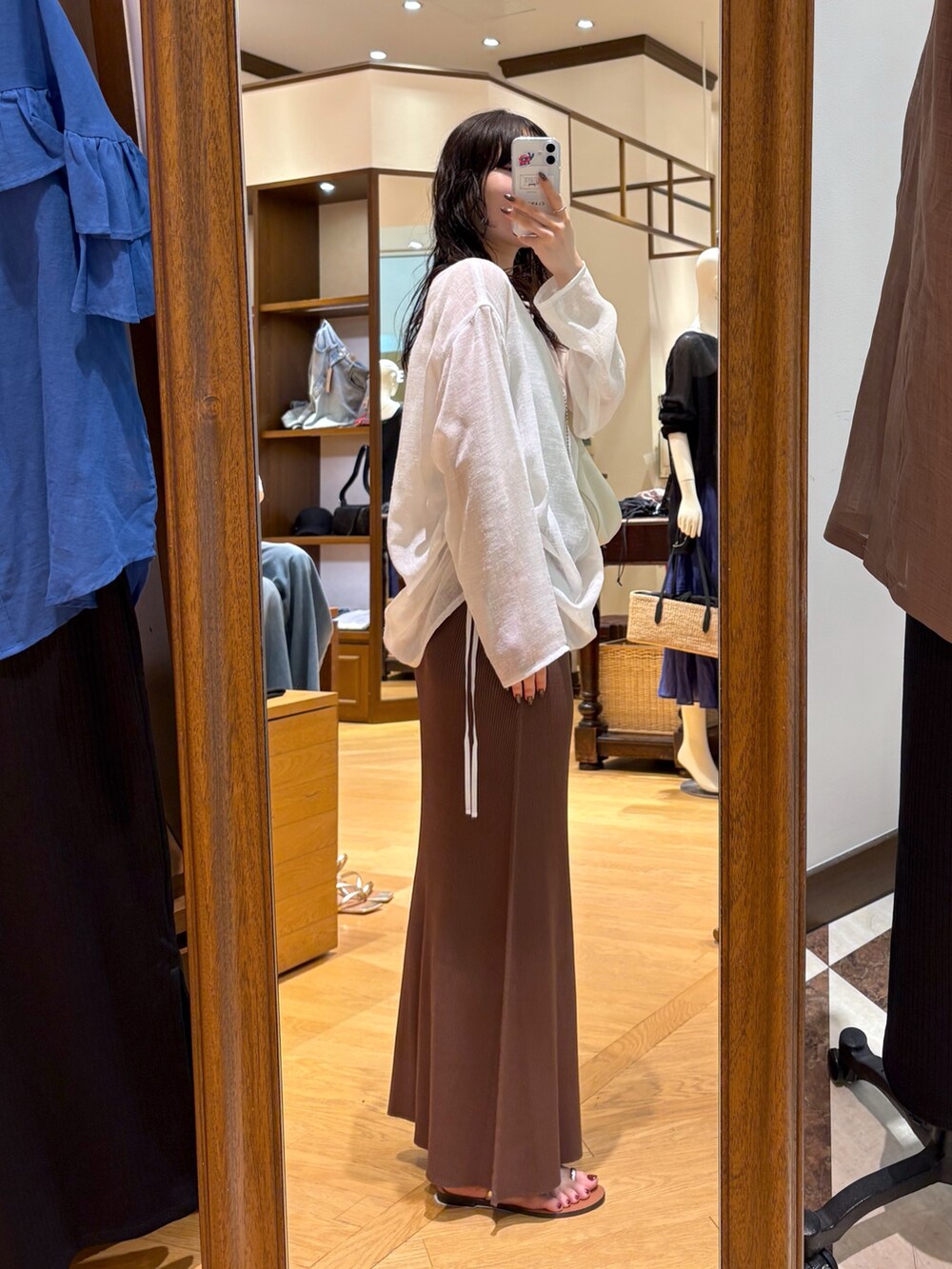 ホワイト系のキャミソール、ホワイト系のシャツ/ブラウス、ブラウン系のスカートを着用したレディースの夏コーディネートの2枚目の写真