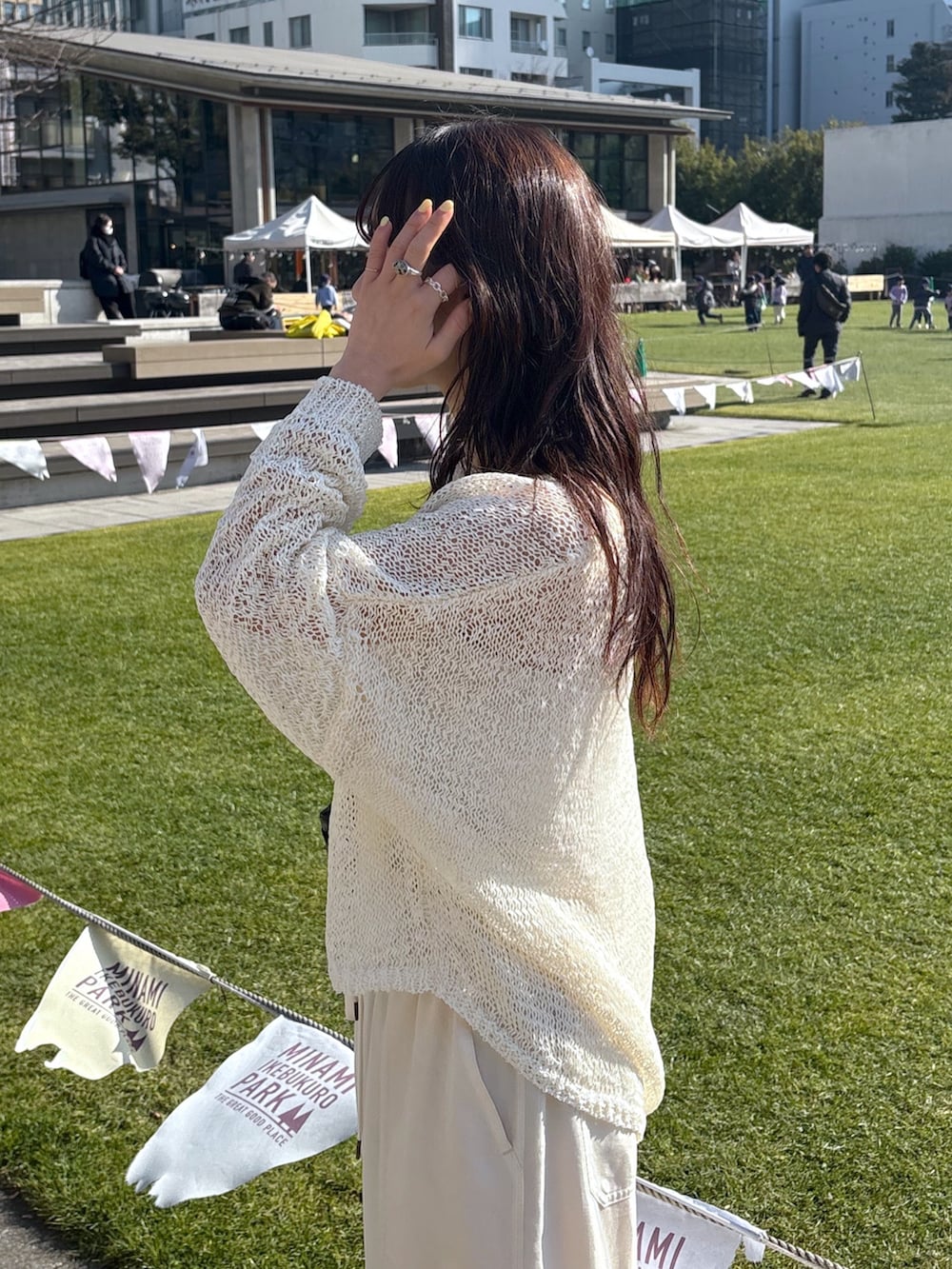 ホワイト系のキャミソール、ホワイト系のニット/セーター、ホワイト系のその他パンツを着用したレディースの冬コーディネートの4枚目の写真