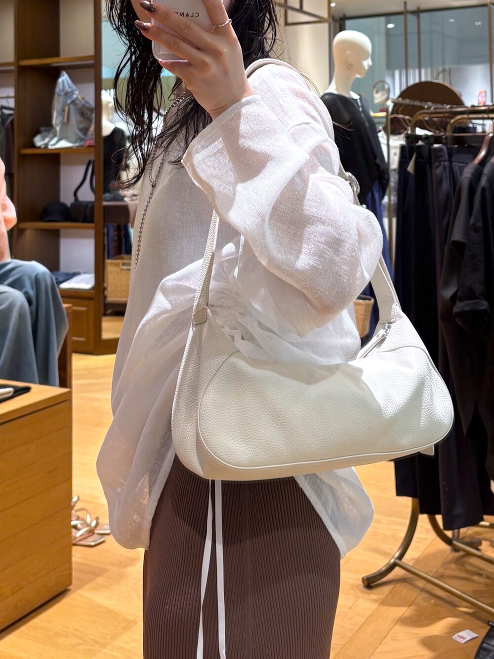 ホワイト系のキャミソール、ホワイト系のシャツ/ブラウス、ブラウン系のスカートを着用したレディースの夏コーディネートの9枚目の写真