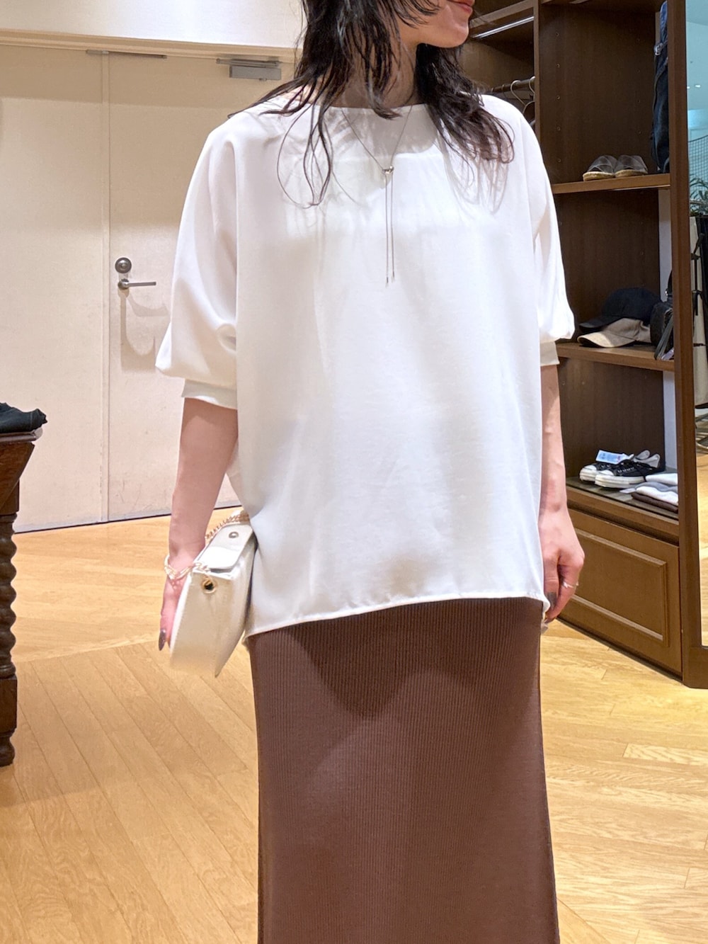 「ブラウス、ブラウスコーデ、白ブラウス、スカート、スカートコーデ、ニットスカート、接触冷感、接触冷感素材、ブラウン、シルバーアクセ、綺麗め、綺麗めコーデ、綺麗めカジュアル、ブルベ夏、骨格ナチュラル」｜「RIVE DROITEの【カップ付きで楽ちん】カップインキャミソール（キャミソール、ホワイト系）」を使った、ayumon0730さん（骨格ナチュラル・レディース・162cm）の夏コーディネートの4枚目の写真