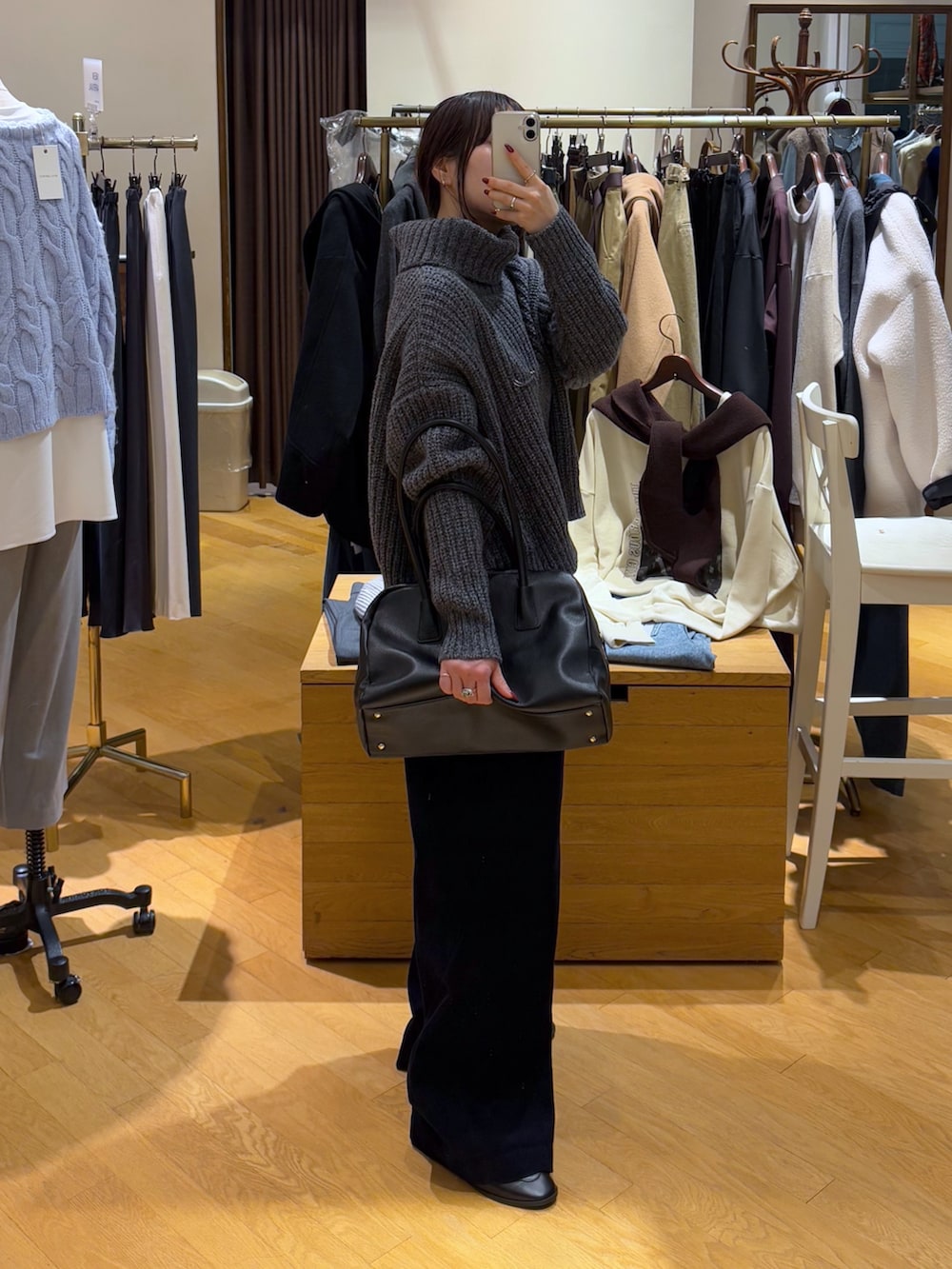 グレー系のニット/セーター、ブルー系のその他パンツ、ブラック系のローファーを着用したレディースの秋コーディネートの2枚目の写真