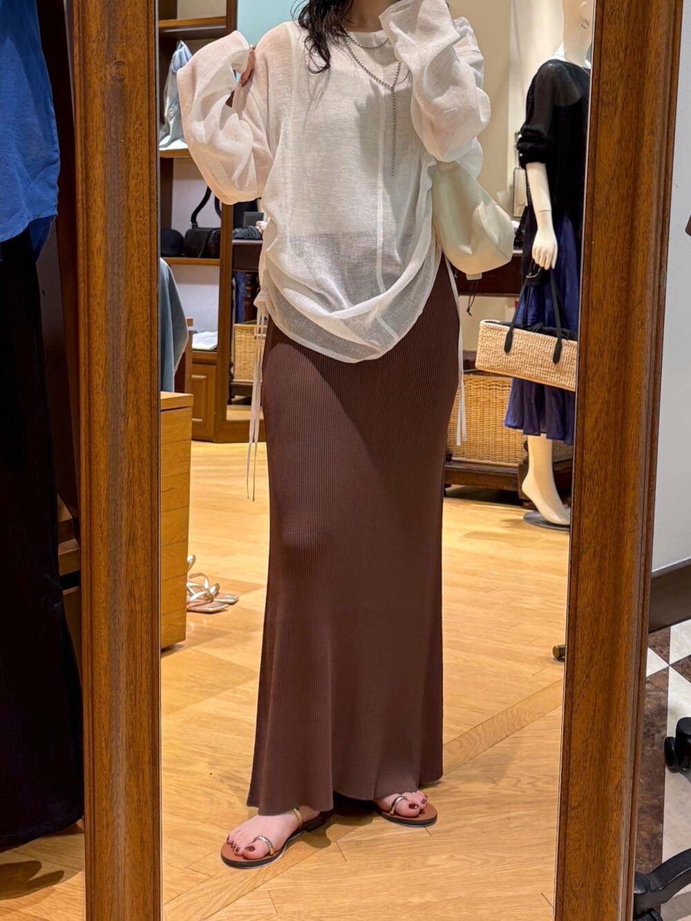 ホワイト系のキャミソール、ホワイト系のシャツ/ブラウス、ブラウン系のスカートを着用したレディースの夏コーディネートの4枚目の写真