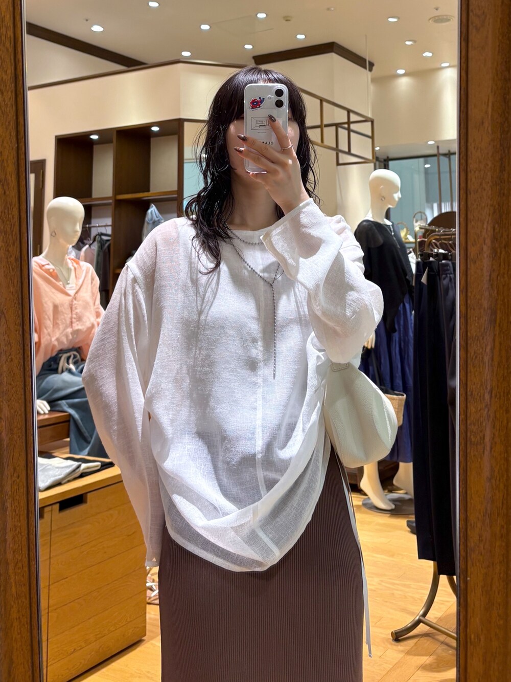 ホワイト系のキャミソール、ホワイト系のシャツ/ブラウス、ブラウン系のスカートを着用したレディースの夏コーディネートの7枚目の写真