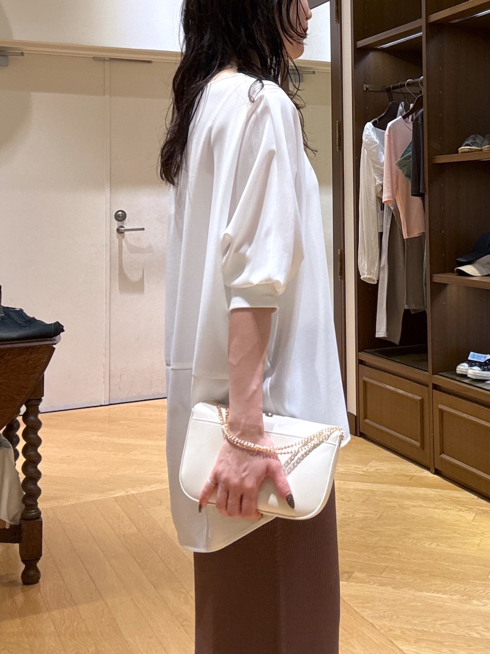 「ブラウス、ブラウスコーデ、白ブラウス、スカート、スカートコーデ、ニットスカート、接触冷感、接触冷感素材、ブラウン、シルバーアクセ、綺麗め、綺麗めコーデ、綺麗めカジュアル、ブルベ夏、骨格ナチュラル」｜「RIVE DROITEの【カップ付きで楽ちん】カップインキャミソール（キャミソール、ホワイト系）」を使った、ayumon0730さん（骨格ナチュラル・レディース・162cm）の夏コーディネートの5枚目の写真