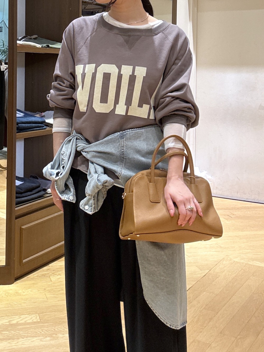 ホワイト系のTシャツ/カットソー、ブラック系のスラックス、ブルー系のシャツ/ブラウスを着用したレディースの秋コーディネートの4枚目の写真