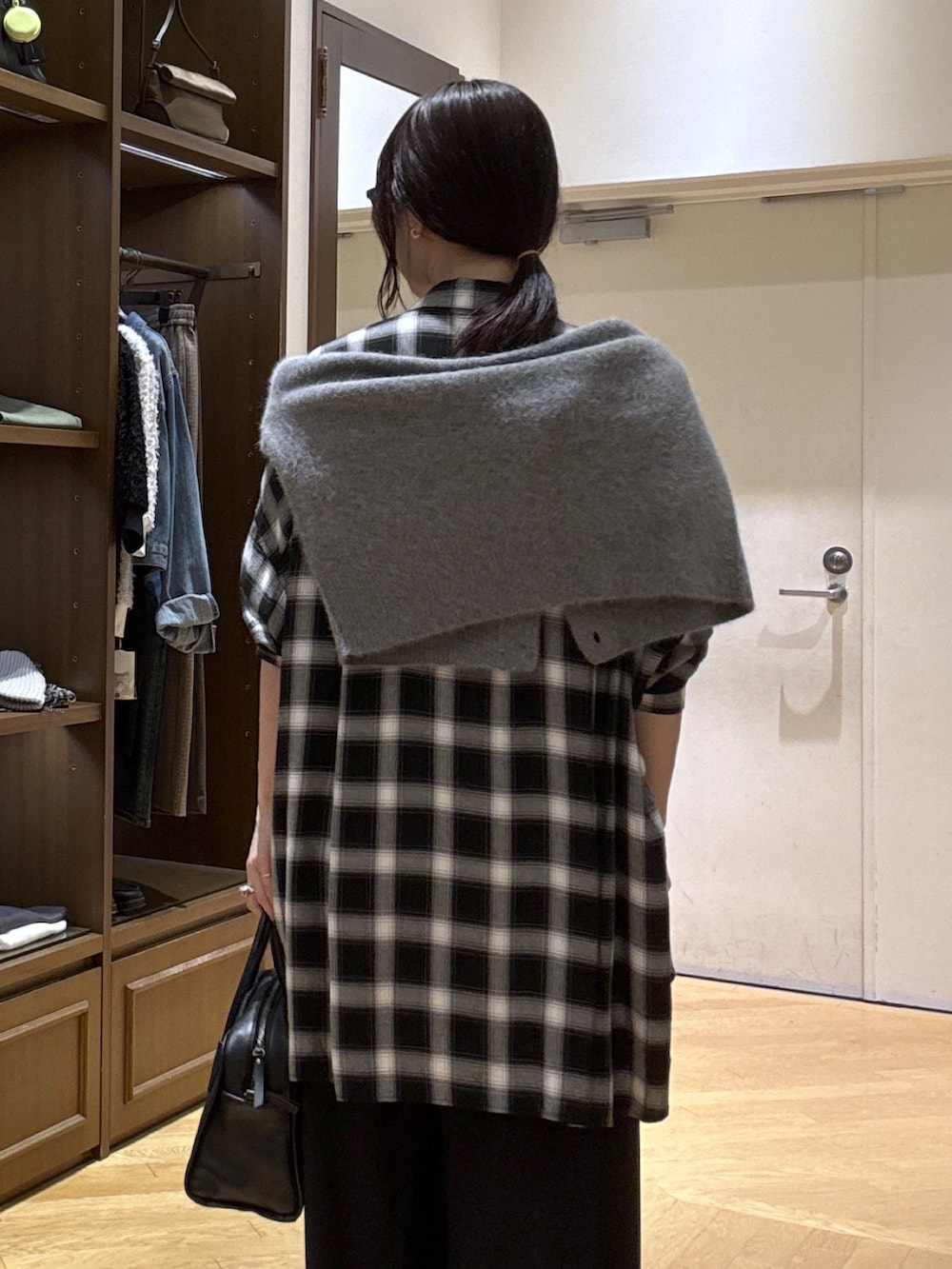 ホワイト系のTシャツ/カットソー、ブラック系のシャツ/ブラウス、ブラック系のスラックスを着用したレディースの秋コーディネートの6枚目の写真