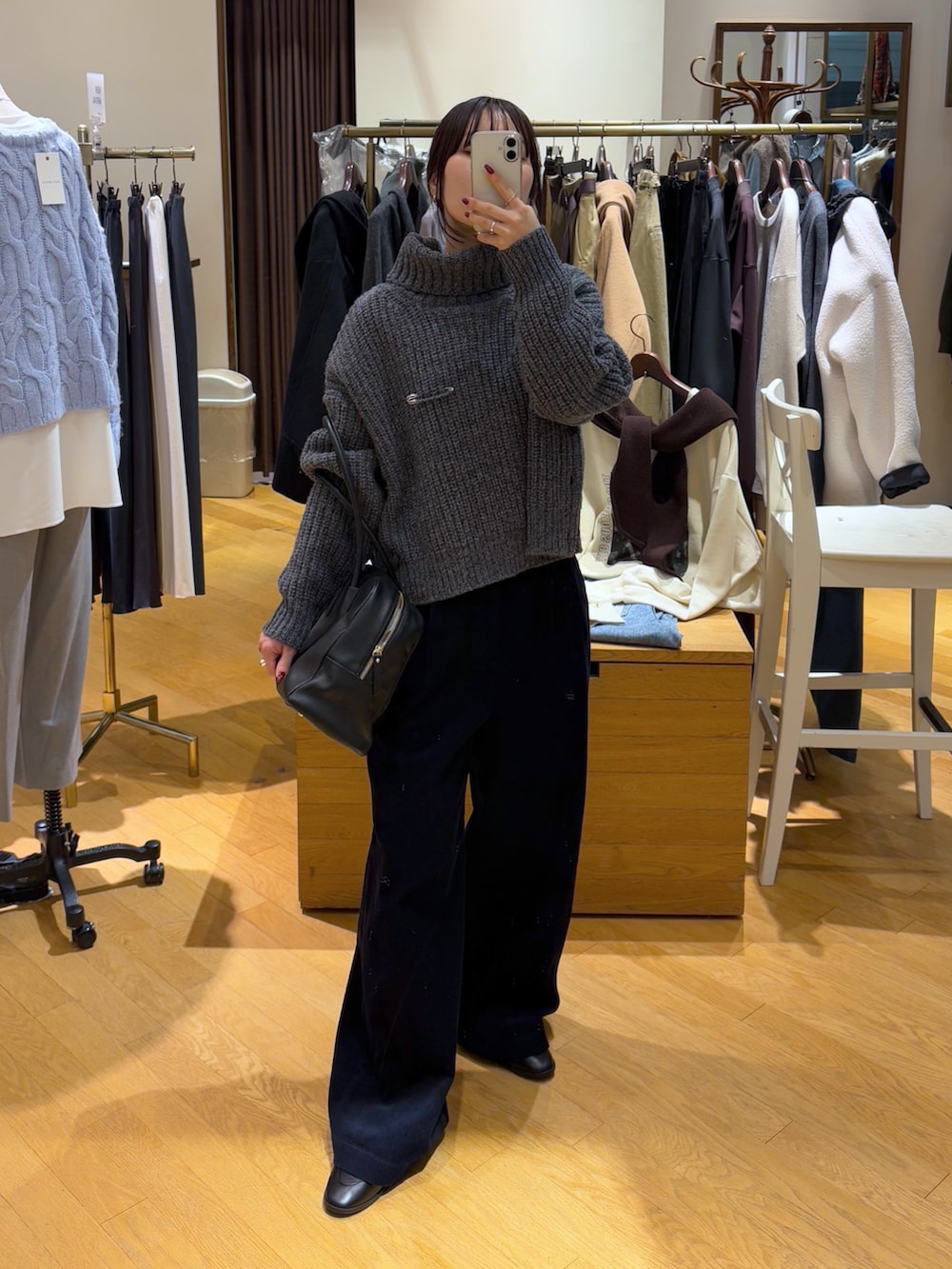 グレー系のニット/セーター、ブルー系のその他パンツ、ブラック系のローファーを着用したレディースの秋コーディネートの3枚目の写真