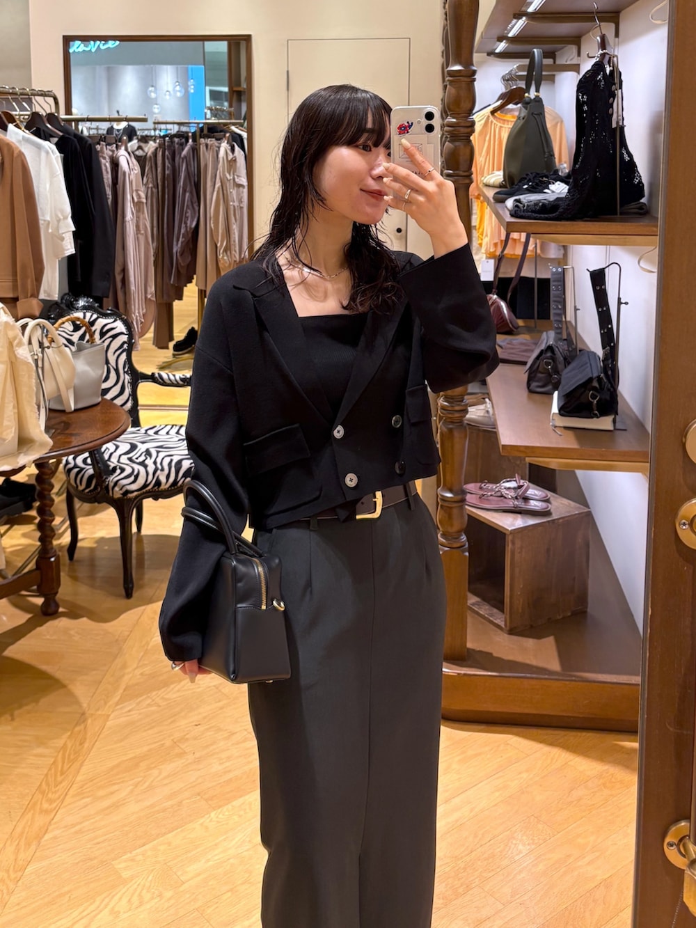 「ジャケット、ジャケットコーデ、カーディガン、カーディガンコーデ、ニット、ブラック、ブラックコーデ、モノトーン、キャミソール、スカート、スカートコーデ、タイトスカート、ローファー、ベルト、大人きれいめコーデ」｜「RIVE DROITEの【アンサンブル対応可】シルク混2wayニットキャミ（キャミソール、ブラック系）」を使った、ayumon0730さん（骨格ナチュラル・レディース・162cm）の夏コーディネートの4枚目の写真