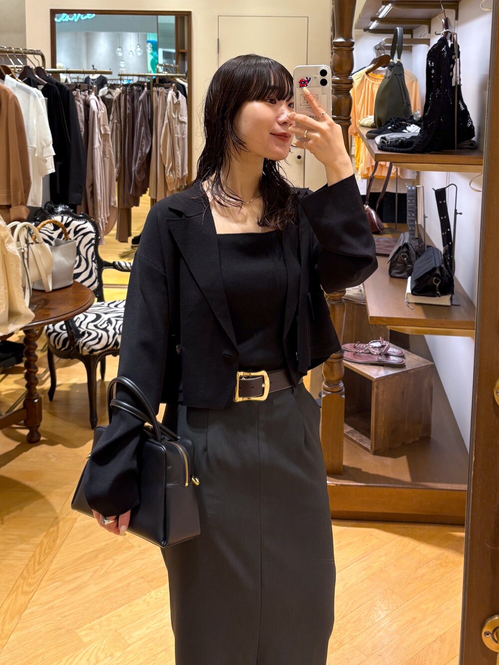 「ジャケット、ジャケットコーデ、カーディガン、カーディガンコーデ、ニット、ブラック、ブラックコーデ、モノトーン、キャミソール、スカート、スカートコーデ、タイトスカート、ローファー、ベルト、大人きれいめコーデ」｜「RIVE DROITEの【アンサンブル対応可】シルク混2wayニットキャミ（キャミソール、ブラック系）」を使った、ayumon0730さん（骨格ナチュラル・レディース・162cm）の夏コーディネートの9枚目の写真