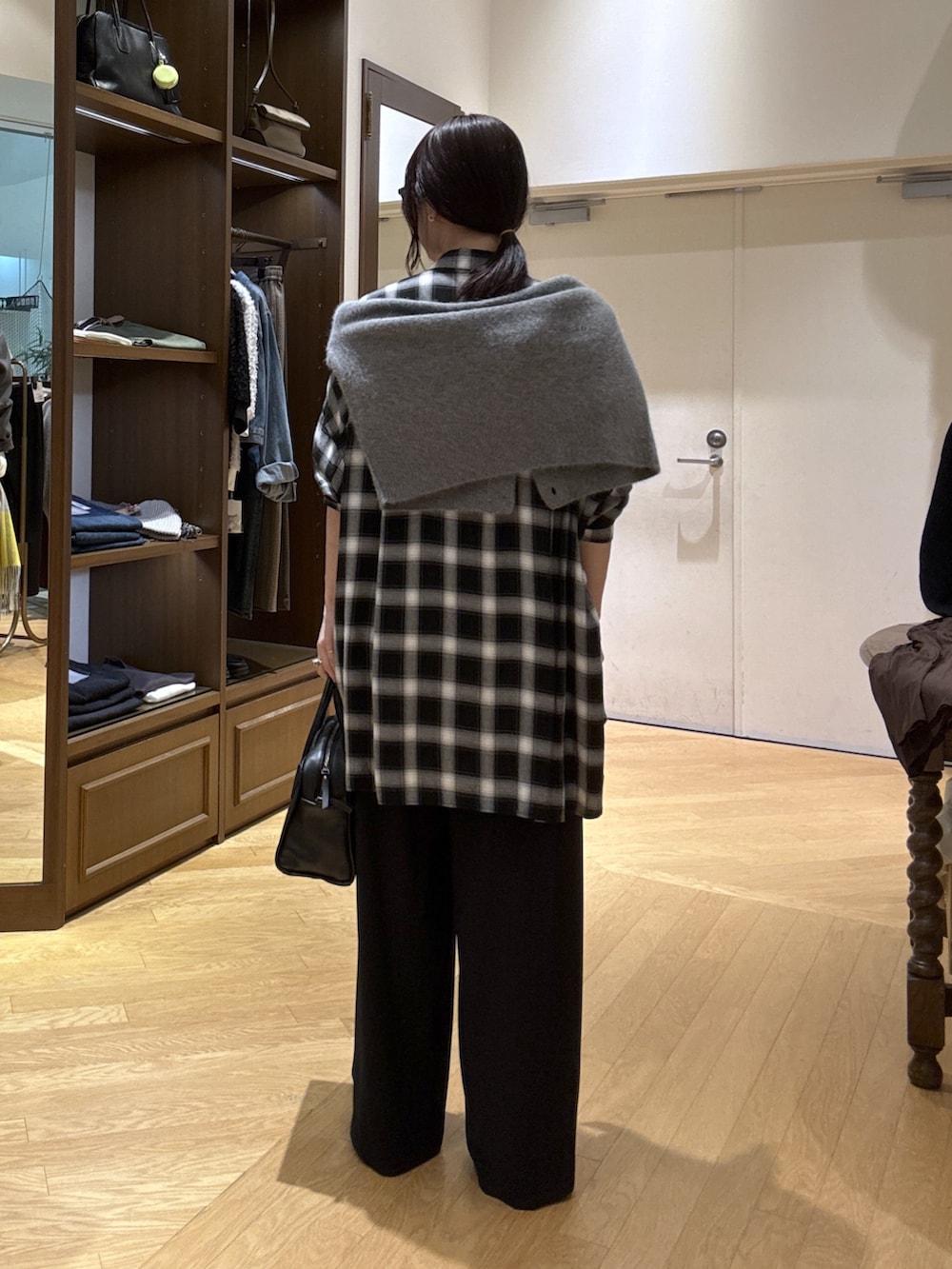 ホワイト系のTシャツ/カットソー、ブラック系のシャツ/ブラウス、ブラック系のスラックスを着用したレディースの秋コーディネートの3枚目の写真