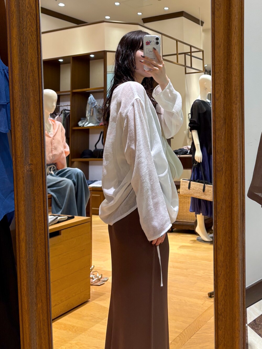 ホワイト系のキャミソール、ホワイト系のシャツ/ブラウス、ブラウン系のスカートを着用したレディースの夏コーディネートの6枚目の写真