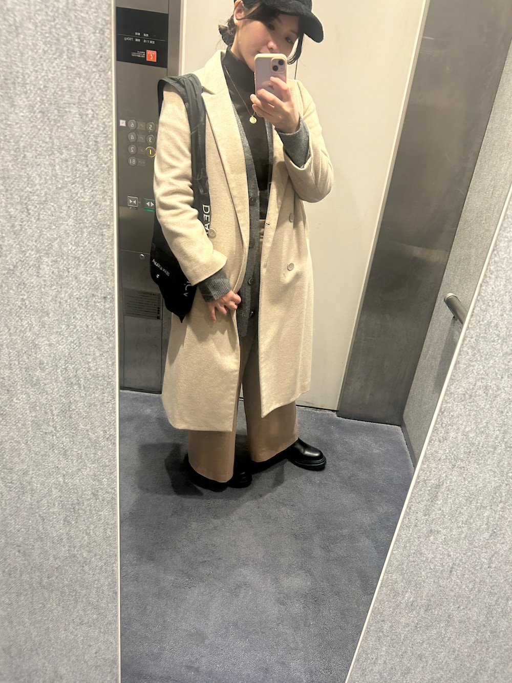 ベージュ系のチノパンツを着用したレディースの冬コーディネートの2枚目の写真