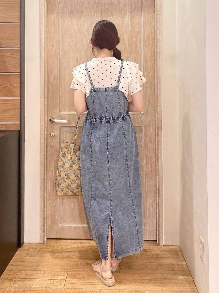 ホワイト系のシャツ/ブラウス、ブルー系のワンピース、ベージュ系のサンダルを着用したレディースの夏コーディネートの3枚目の写真