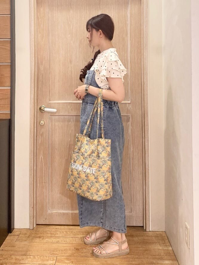 ホワイト系のシャツ/ブラウス、ブルー系のワンピース、ベージュ系のサンダルを着用したレディースの夏コーディネートの2枚目の写真