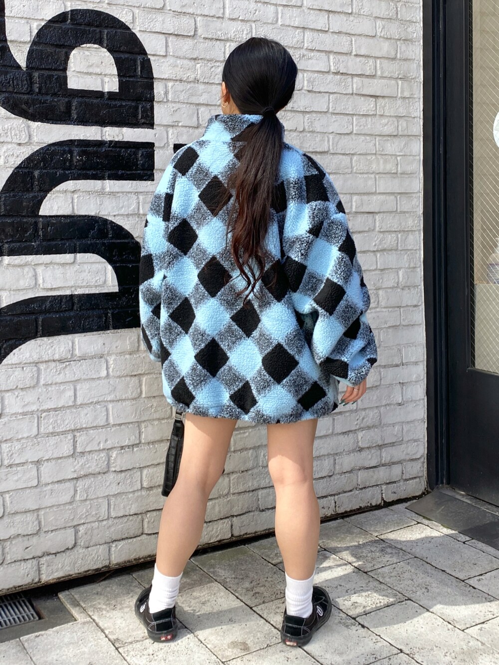「秋のコーデ、カジュアルコーデ、ゆるコーデ、着回しコーデ、低身長、楽チンコーデ、ビックシルエット、ジャケットスタイル、x-girl、ショートパンツ、ボアジャケット、ボア、x-girl_ootd、ワンピース、スニーカー」｜「X-girlのBUFFALO PLAID BOA BLOUSON（ブルゾン、ブルー系）」を使った、YO-NEさん（レディース・155cm）の秋コーディネートの4枚目の写真