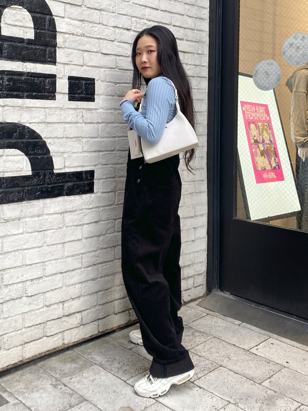 「オトナカジュアル、秋、秋のコーデ、シンプルスタイル、カジュアル、低身長女子、パンツコーデ、大人コーデ、ootd、ブラックコーデ、スニーカーコーデ、今日のコーデ、ビッグシルエット、モード、秋冬コーデ」｜「X-girlのCORDUROY OVERALL（サロペット/オーバーオール、ブラック系）」を使った、YO-NEさん（レディース・155cm）の秋コーディネートの2枚目の写真