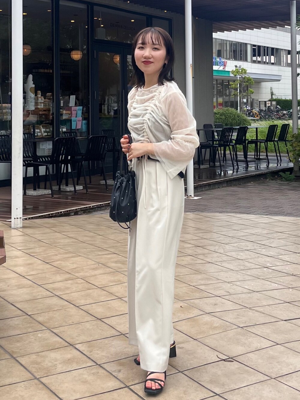 ブラック系のサンダル、ホワイト系のシャツ/ブラウス、ホワイト系のその他パンツを着用したレディースの夏コーディネートの2枚目の写真