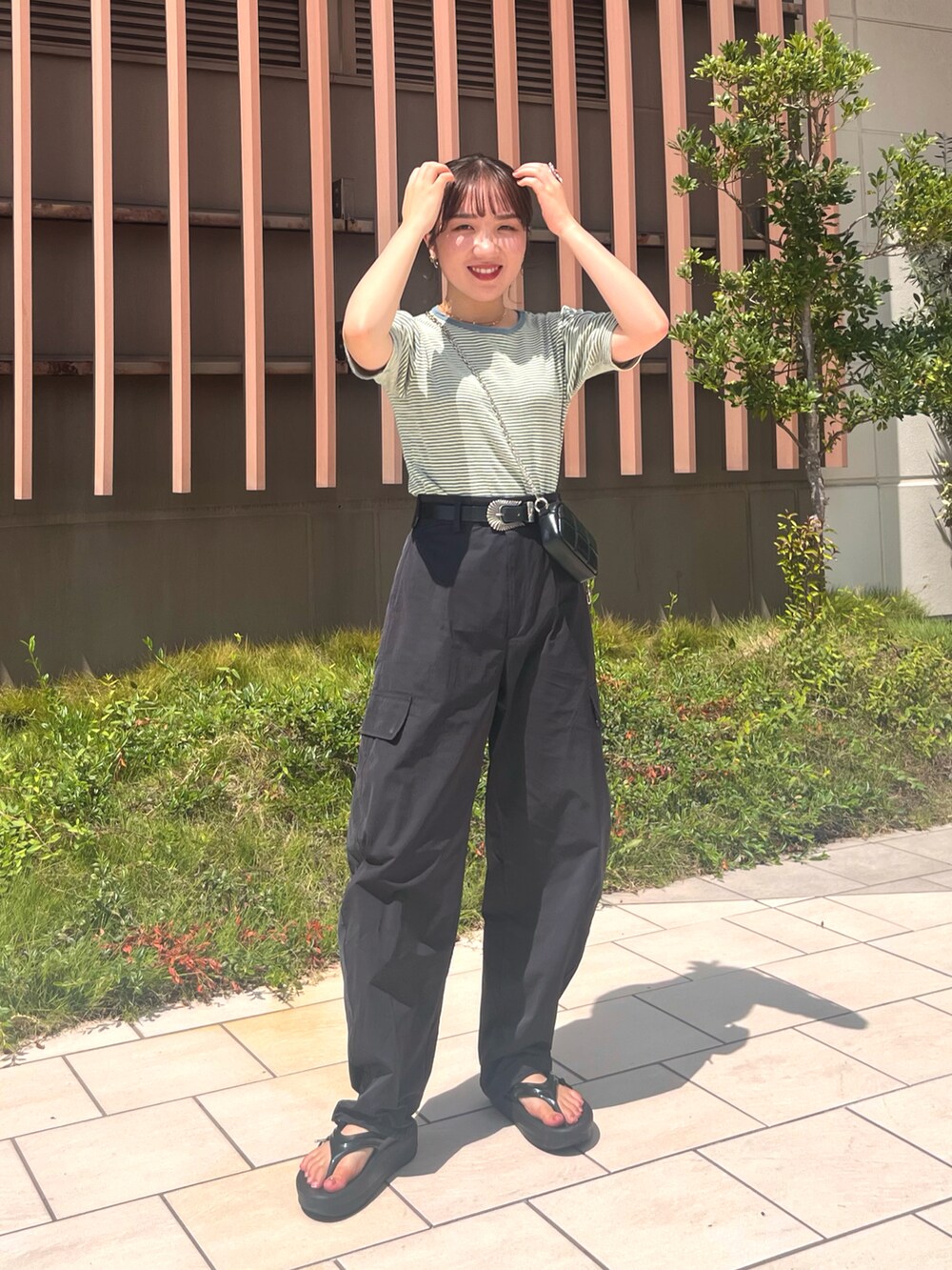 「秋服準備はじめました、秋先取りコーデ、シンプルスタイル、カジュアルコーデ、カラー×コーデ、ボーダー、サンダル、トングサンダル、ショルダーバッグ、ミニバッグ、シルバーアクセサリー、骨格ウェーブ、低身長、低身長コーデ」｜「MILLERの【MILLER/ミラー】ボーダークルーネックTシャツ（Tシャツ/カットソー、グリーン系）」を使った、さとみ🫐（23）　　さん（レディース・153cm）の夏コーディネートの3枚目の写真