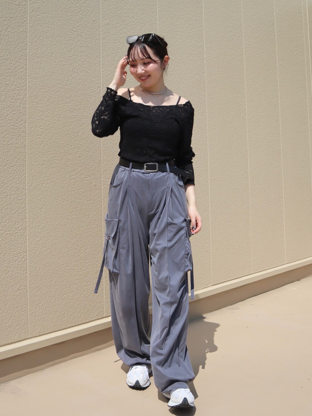 ブラック系のTシャツ/カットソー、グレー系のカーゴパンツ、ホワイト系のスニーカーを着用したレディースの夏コーディネートの2枚目の写真