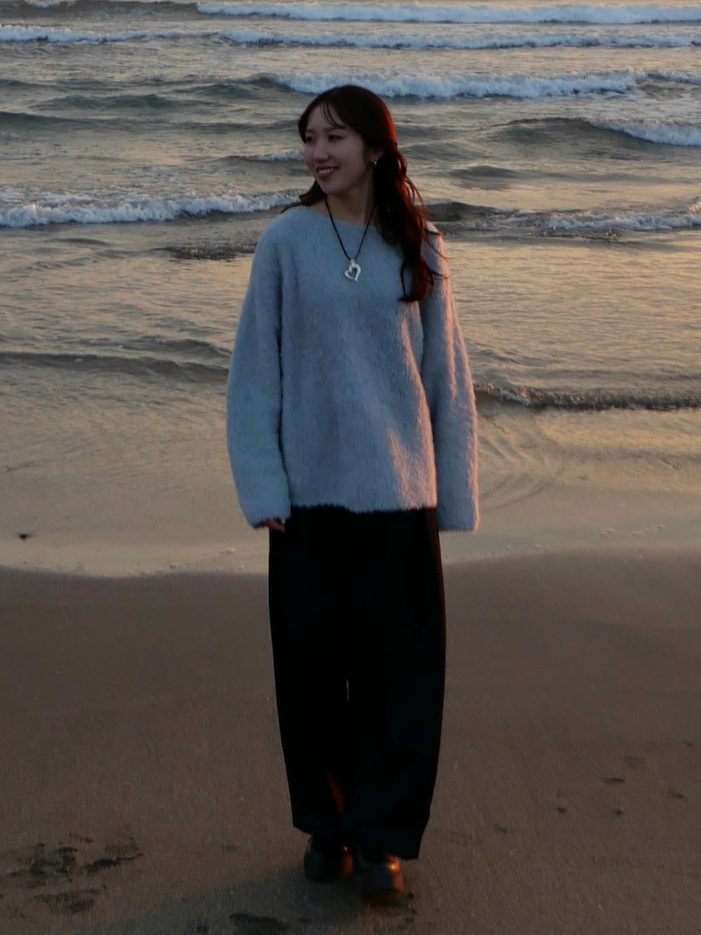 ブルー系のスラックス、ブルー系のニット/セーターを着用したレディースの冬コーディネートの2枚目の写真