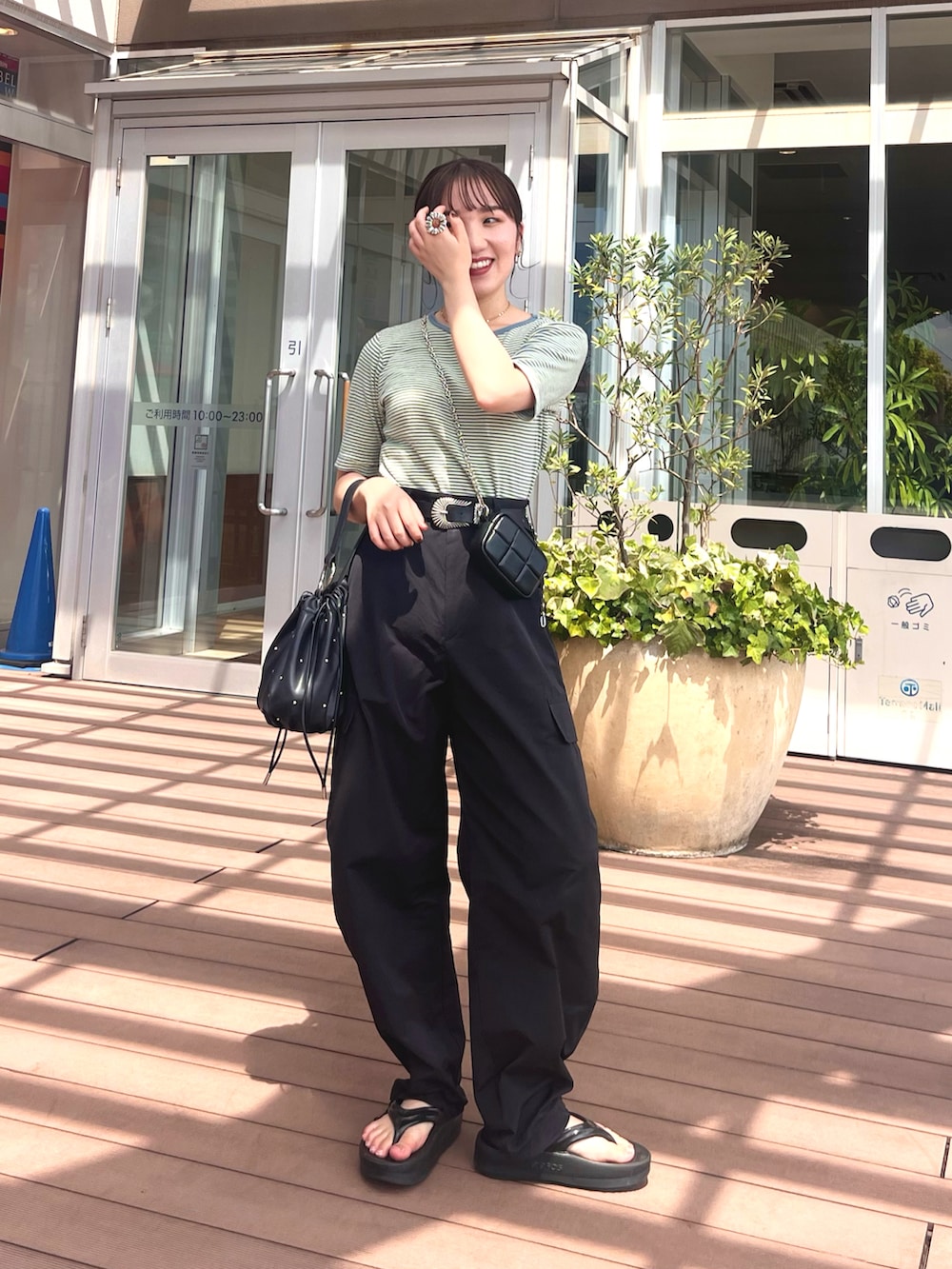 「秋服準備はじめました、秋先取りコーデ、シンプルスタイル、カジュアルコーデ、カラー×コーデ、ボーダー、サンダル、トングサンダル、ショルダーバッグ、ミニバッグ、シルバーアクセサリー、骨格ウェーブ、低身長、低身長コーデ」｜「MILLERの【MILLER/ミラー】ボーダークルーネックTシャツ（Tシャツ/カットソー、グリーン系）」を使った、さとみ🫐（23）　　さん（レディース・153cm）の夏コーディネートの4枚目の写真