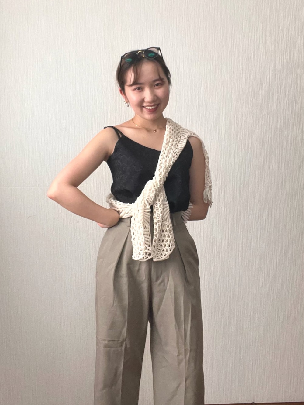 ベージュ系のその他パンツ、ブラック系のキャミソール、ブラック系のサンダルを着用したレディースの秋コーディネートの4枚目の写真