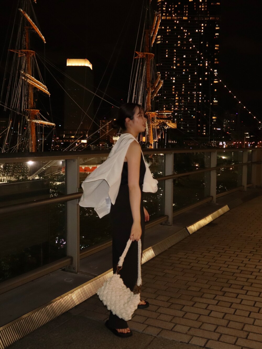 ホワイト系のシャツ/ブラウス、ブラウン系のスラックス、ブラック系のキャミソールを着用したレディースの夏コーディネートの3枚目の写真