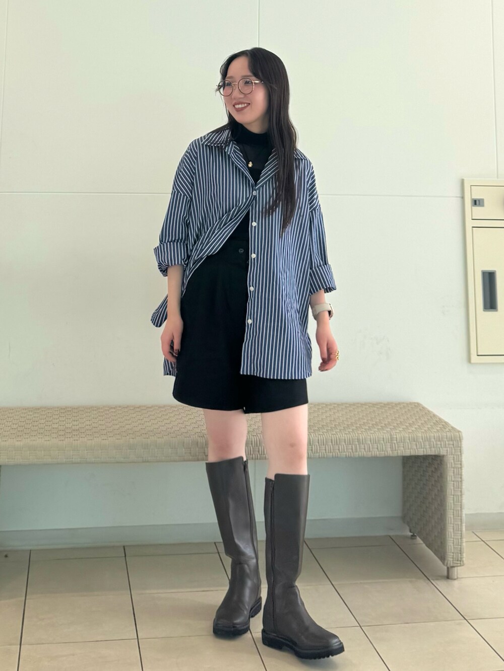 グリーン系のブーツ、ブラック系のチノパンツ、その他のシャツ/ブラウスを着用したレディースの秋コーディネートの2枚目の写真