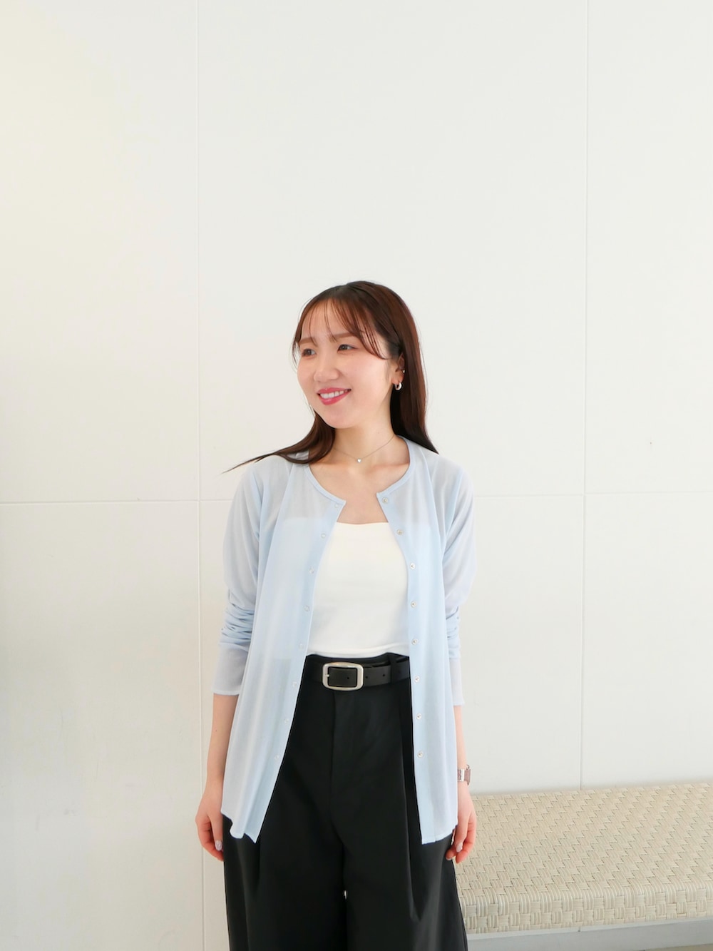 ブルー系のカーディガン/ボレロ、ホワイト系のキャミソール、ブラック系のその他パンツを着用したレディースの春コーディネートの4枚目の写真