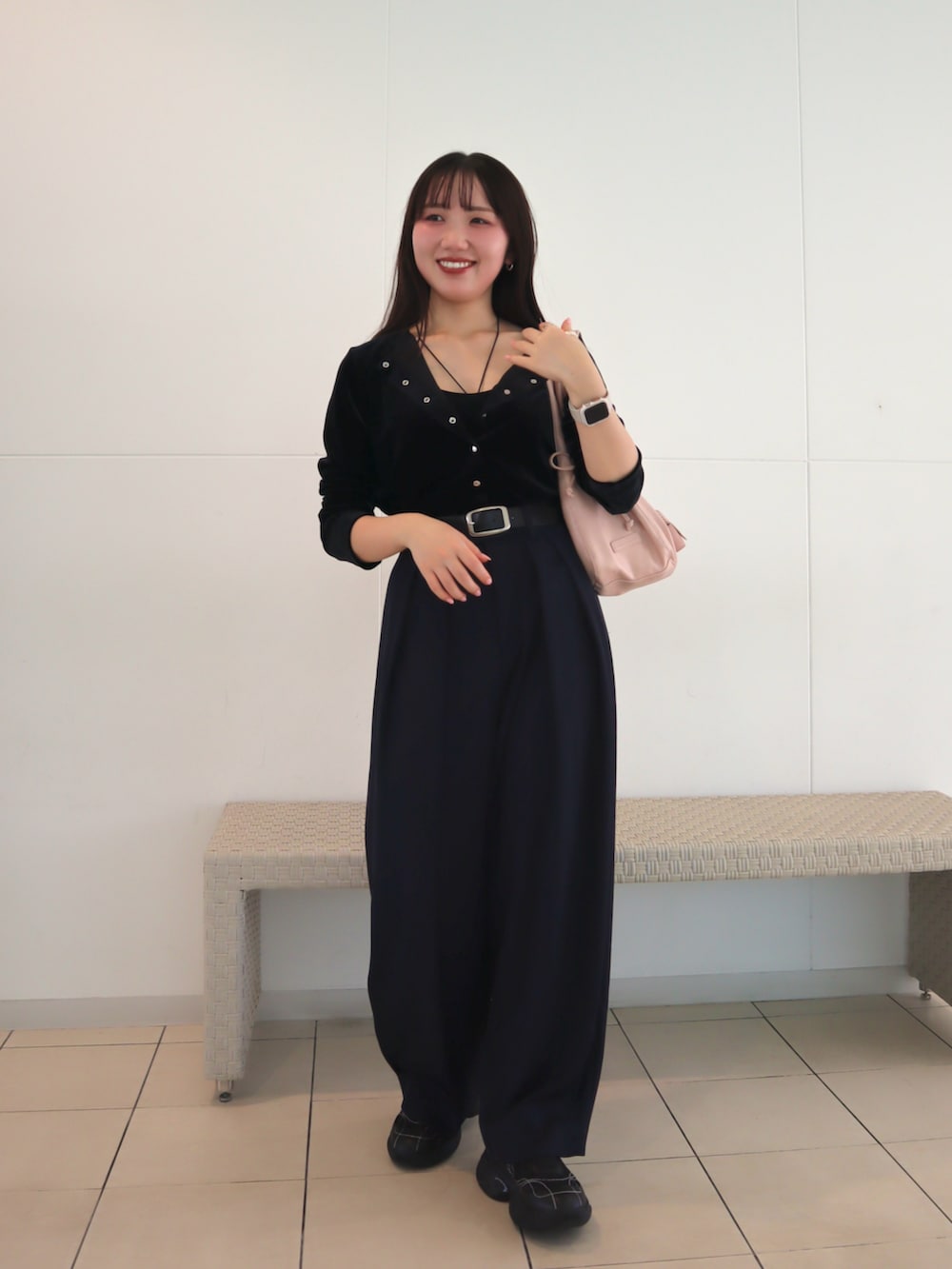 ブラック系のカーディガン/ボレロ、ブルー系のスラックス、ブラック系のキャミソールを着用したレディースの秋コーディネートの2枚目の写真